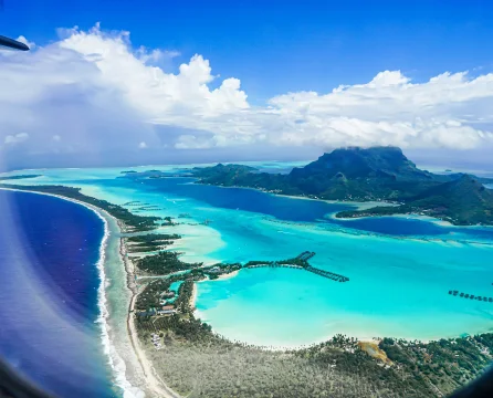 Arrivée à Bora-Bora vue depuis un hublot