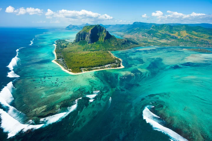 Vue aérienne de la cascade sous-marine du Morne depuis un hydravion