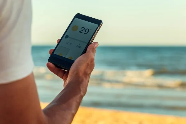 Personne consultant une application météo