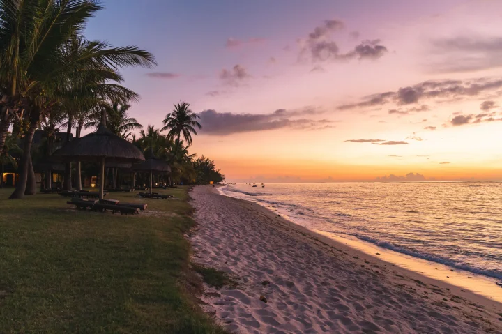 Balade à cheval au coucher de soleil sur la plage du Morne Brabant