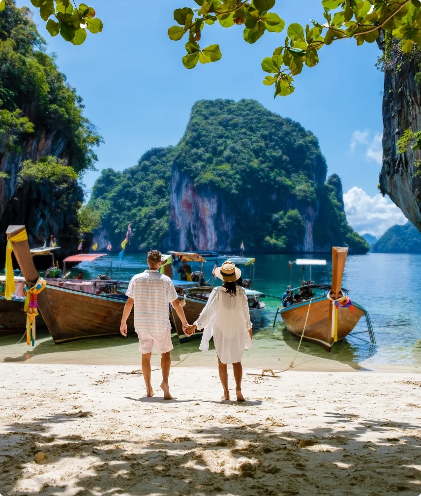 Couple sur une plage face aux bateaux