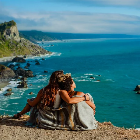 Couple de femmes face à la mer