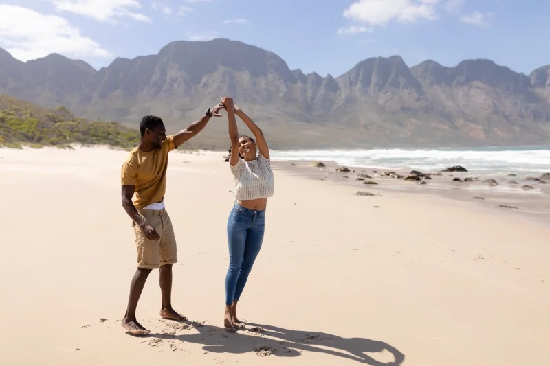 Couple joyeux dansant sur une plage