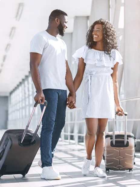 Couple avec ses valises à l'aéroport