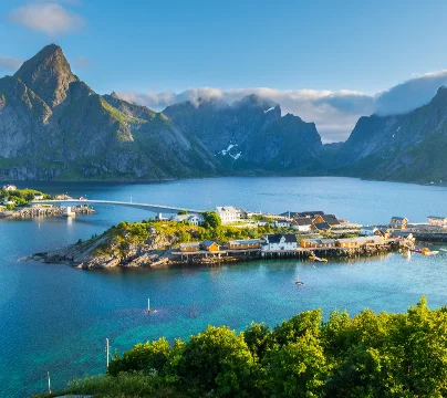Vue village et fjords dans les îles Lofoten