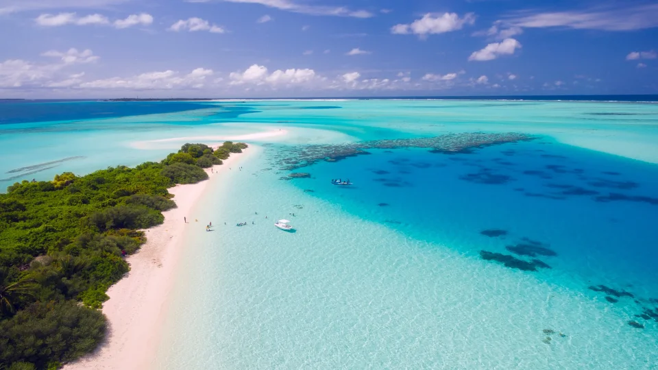 Vue aérienne d’une plage paradisiaque aux Maldives