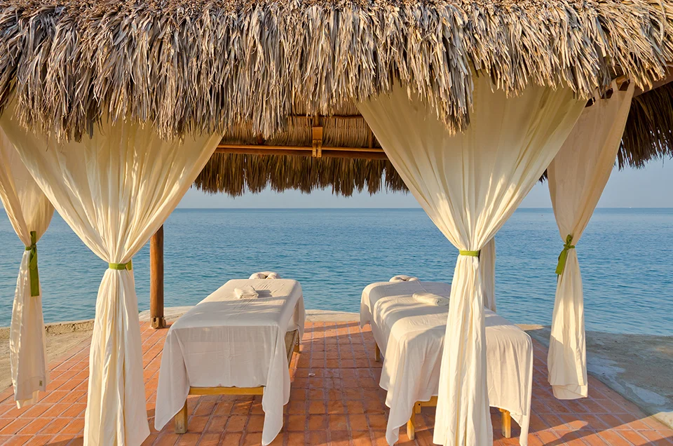 Paillote abritant deux tables de massage vue mer