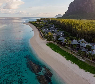 Plage de sable blanc et eau turquoise de l’île Maurice