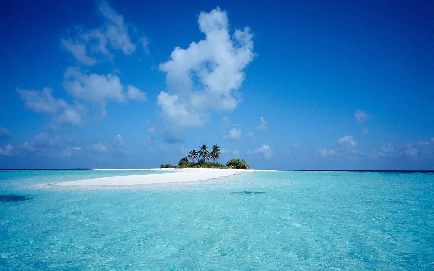 Plage de sable blanc et lagon turquoise aux Maldives