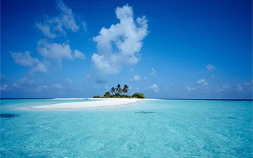 Plage de sable blanc et lagon turquoise aux Maldives
