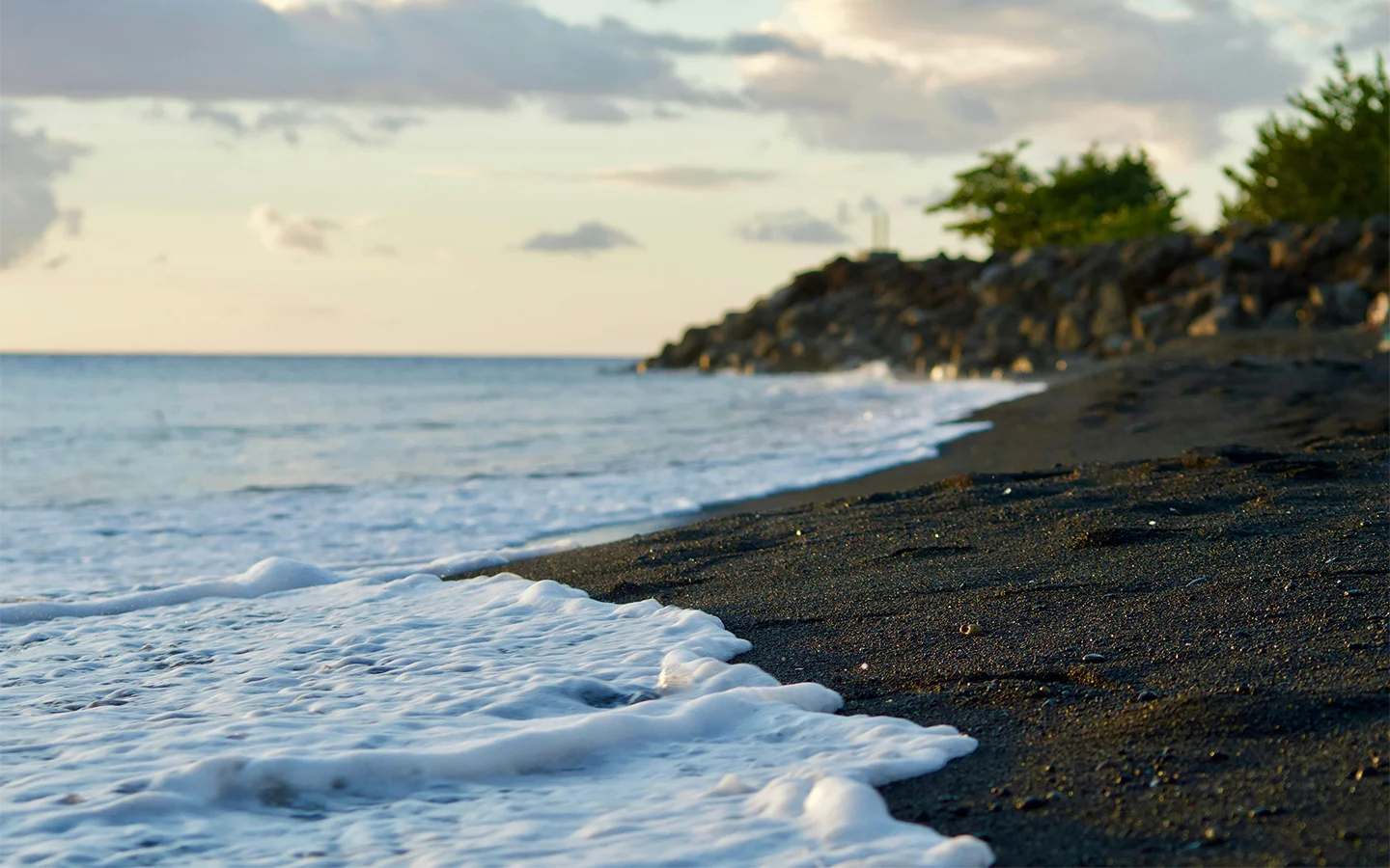 Plage de sable noir en Guadeloupe