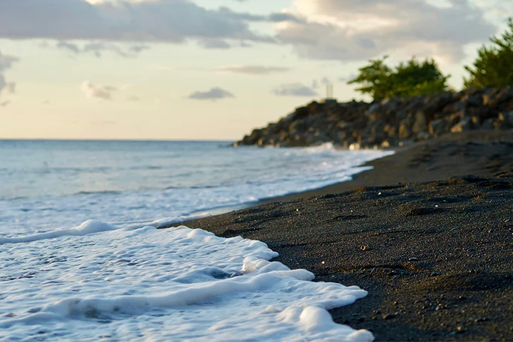 Plage de sable noir en Guadeloupe