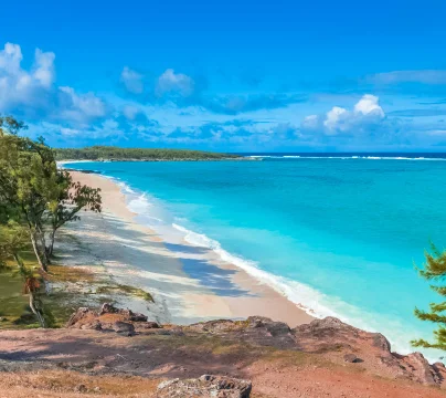 Plage de sable blanc et eau turquoise de l’île de Rodrigues