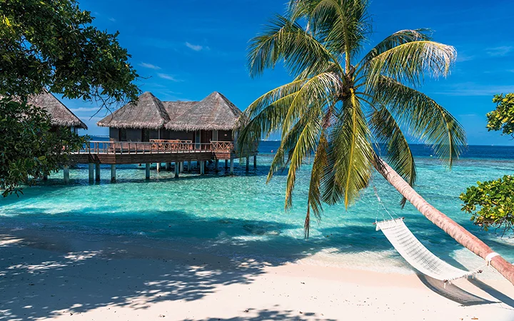 Villa sur pilotis sur un lagon cristallin aux Maldives