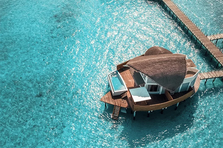 Villa sur pilotis dans une île-hôtel de luxe cinq étoiles aux Maldives