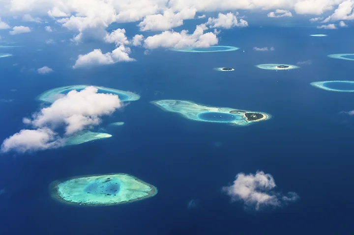 Vue aérienne d'un atoll aux Maldives