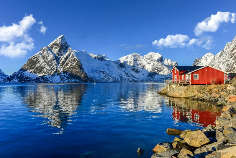 Fjords et cabanon rouge aux Lofoten