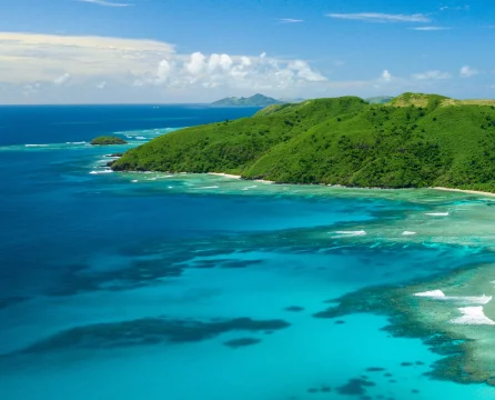 Photo de voyage dans les îles Fidji entre plage et forêt